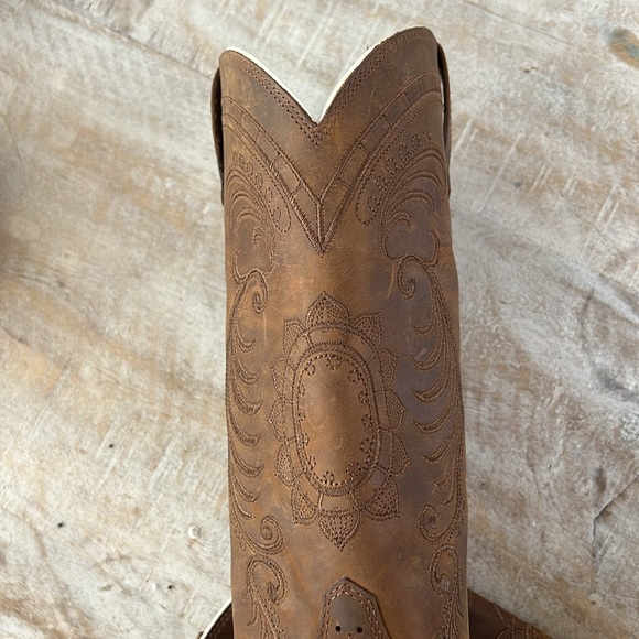 Ariat Magnolia Western Boot {Distressed Brown} 7 - Picture 13 of 14